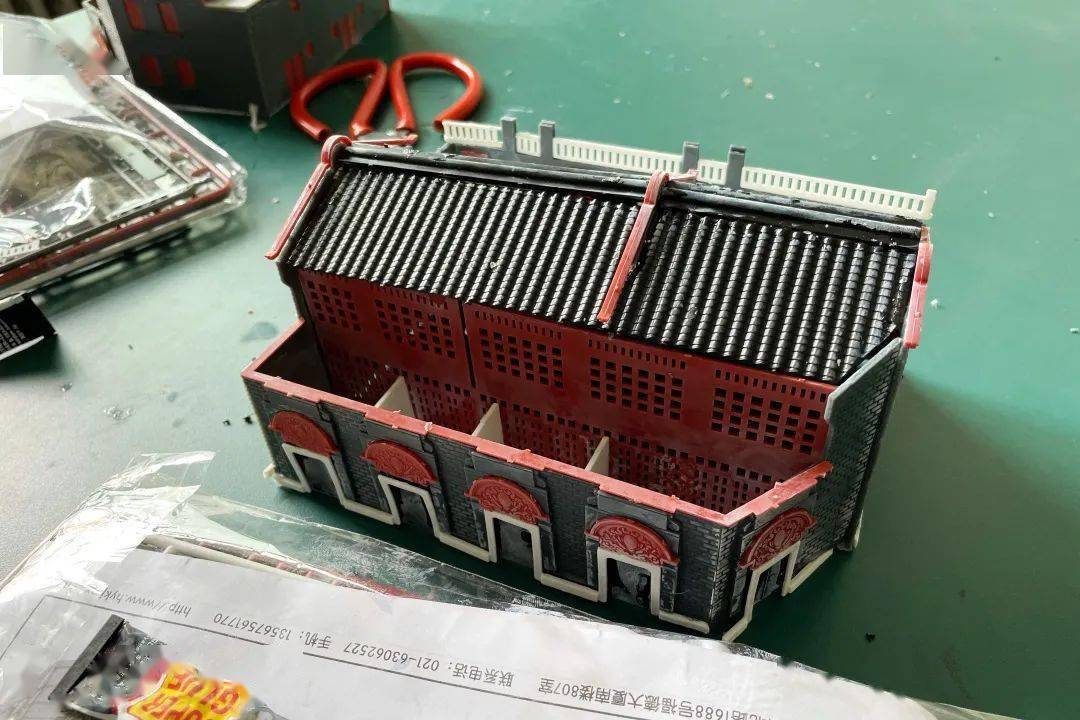 共 18组54名学生 教师指导组装手工模型 深刻认识中共一大会址 动手