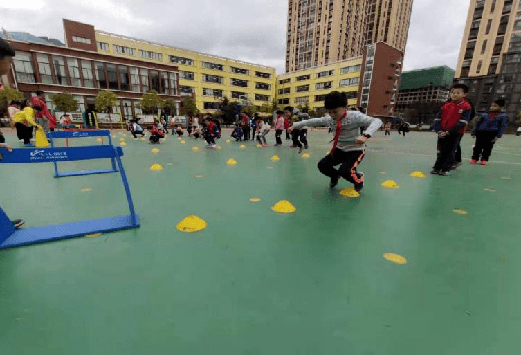 快乐阳光——记昆明市五华区龙泉路小学趣味