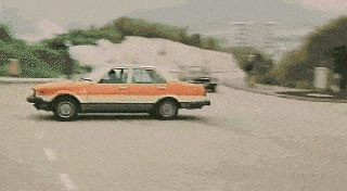 搞笑gif:小姐姐水中上公交,可是拖鞋有点飘!