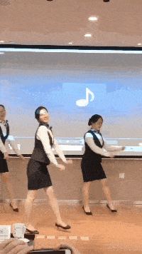 搞笑gif小姐姐这尴尬不你掉的是什么啊