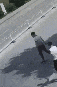 搞笑gif: 厕所在哪儿? 快憋不住了
