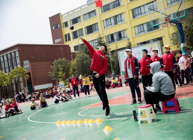 快乐阳光——记昆明市五华区龙泉路小学趣味