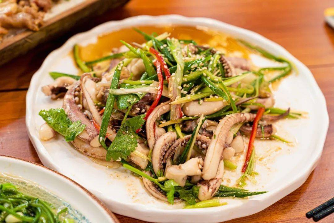 老实说,凉拌鱿鱼须吃过不少,但吃这款「芥味捞鲜鱿须」的第一口,还是