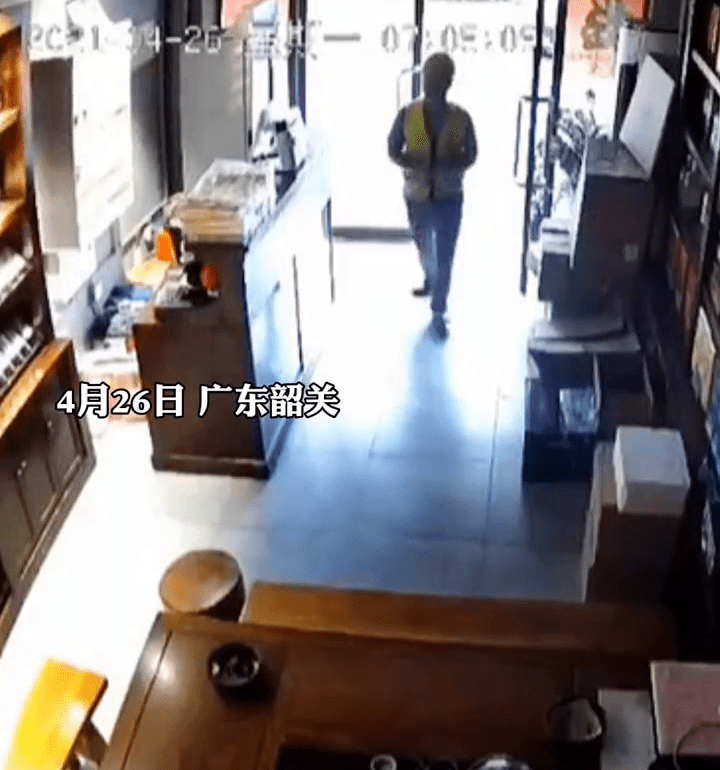 店主离开时忘了锁门,监控记录下店主不在时,店内发生的暖心一幕.