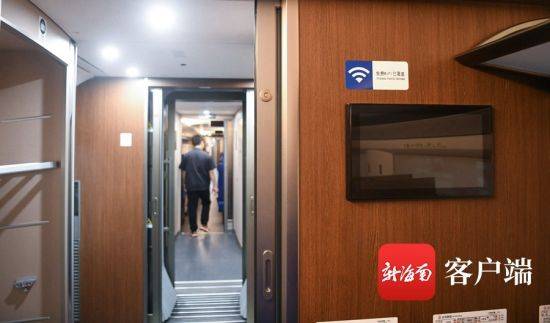 复兴号动车组列车车厢内增设了免费wifi.记者 沙晓峰 摄