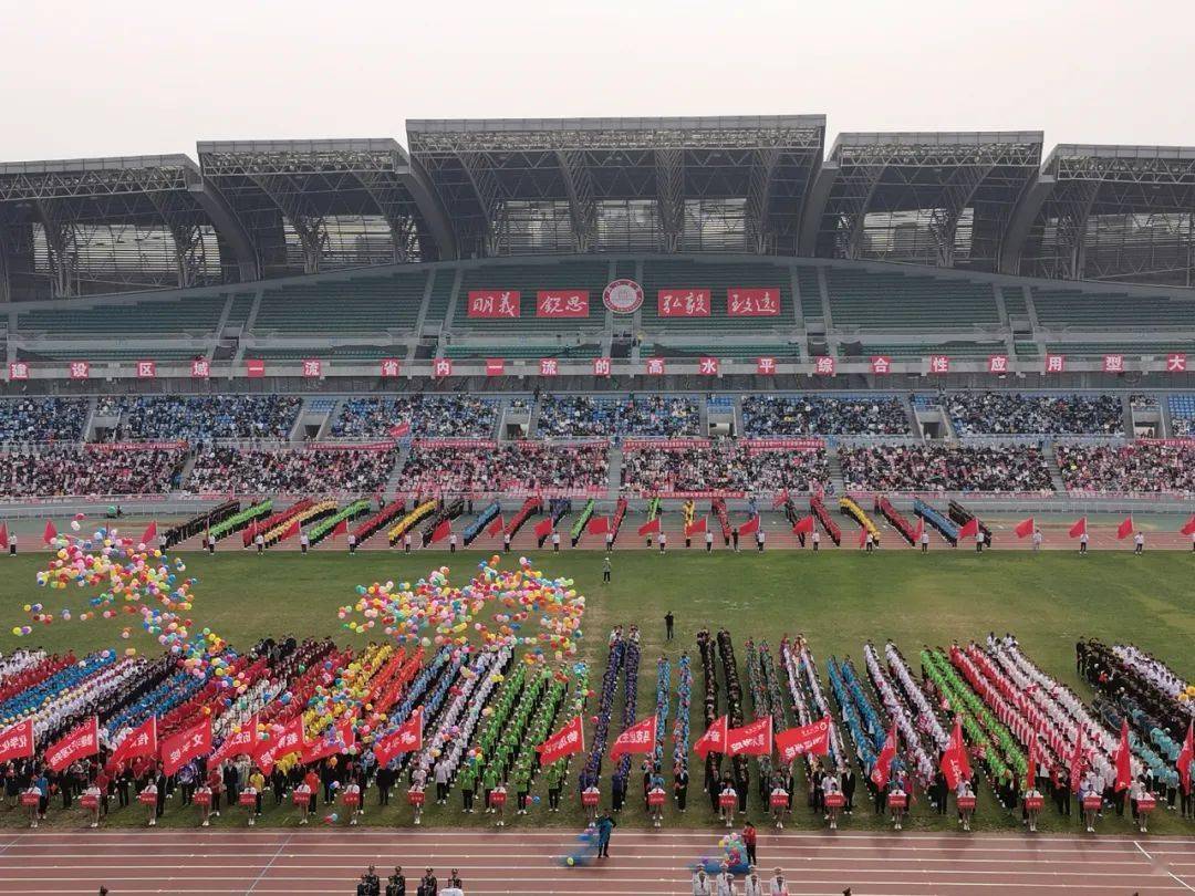 每年的啦啦操表演都是最后的压轴表演,为献礼临沂大学80周年校庆