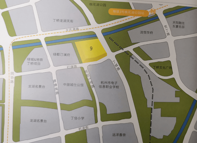 大农港路与丁城路交叉口,对面就是丁桥龙湖天街,桃花湖公园,距离在建