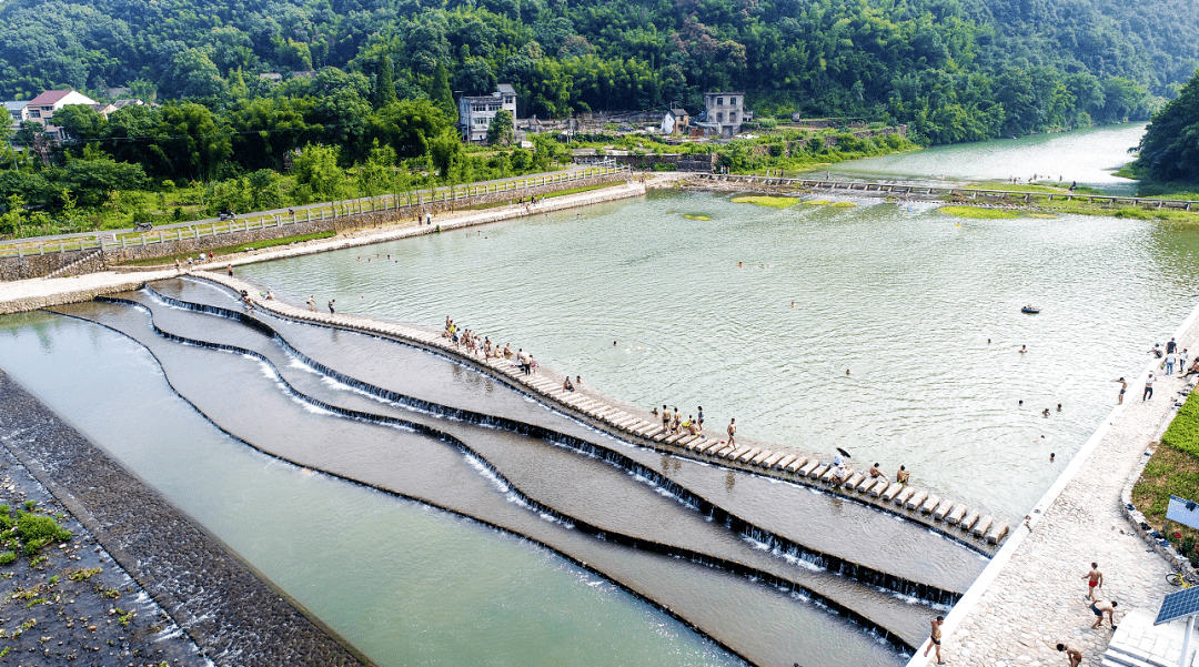 在其下游有座堰坝,走过这座堰坝,溪水在石条之间流淌,水波漫过波浪形