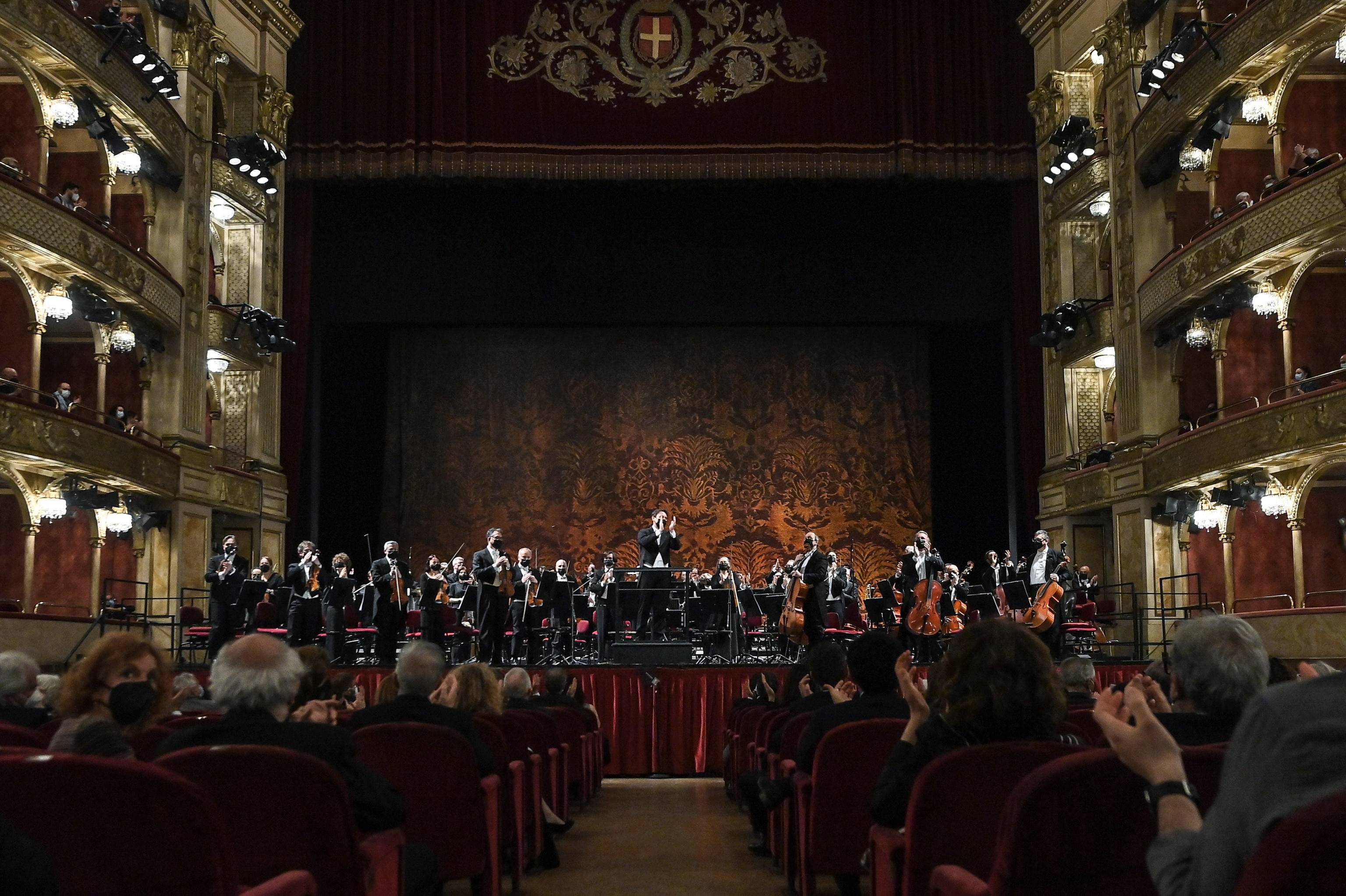 4月28日,音乐家们在意大利罗马歌剧院的音乐会开始前向观众致谢.