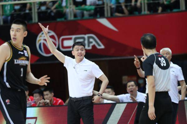 辽宁本钢队主教练杨鸣(左二)在比赛中与裁判交流.