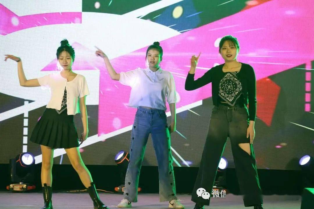 大合唱《六中欢迎您》表演:韩星宇,李雨萌等.