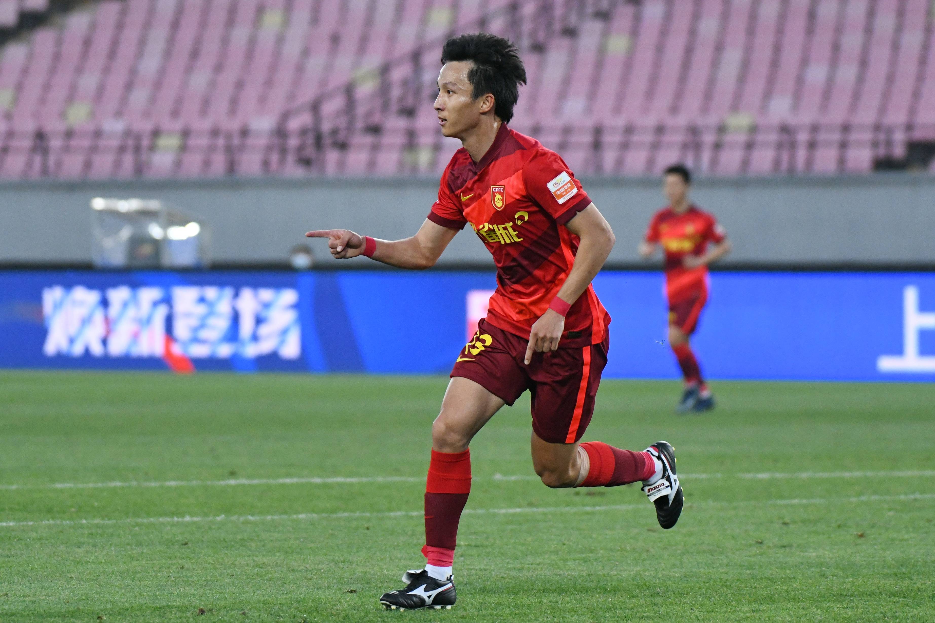 5月5日,河北队球员尹鸿博在比赛中庆祝进球.
