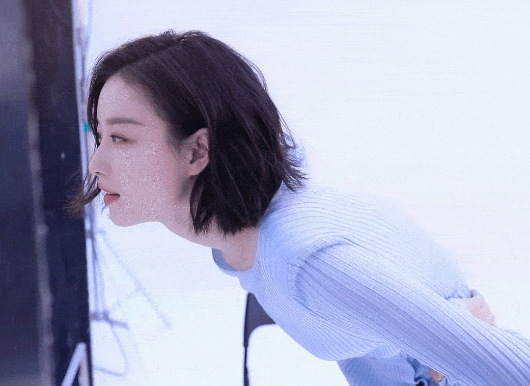 小哈发现现在剪短发造型的女明星是越来越多了,倪妮就走起了气质路线