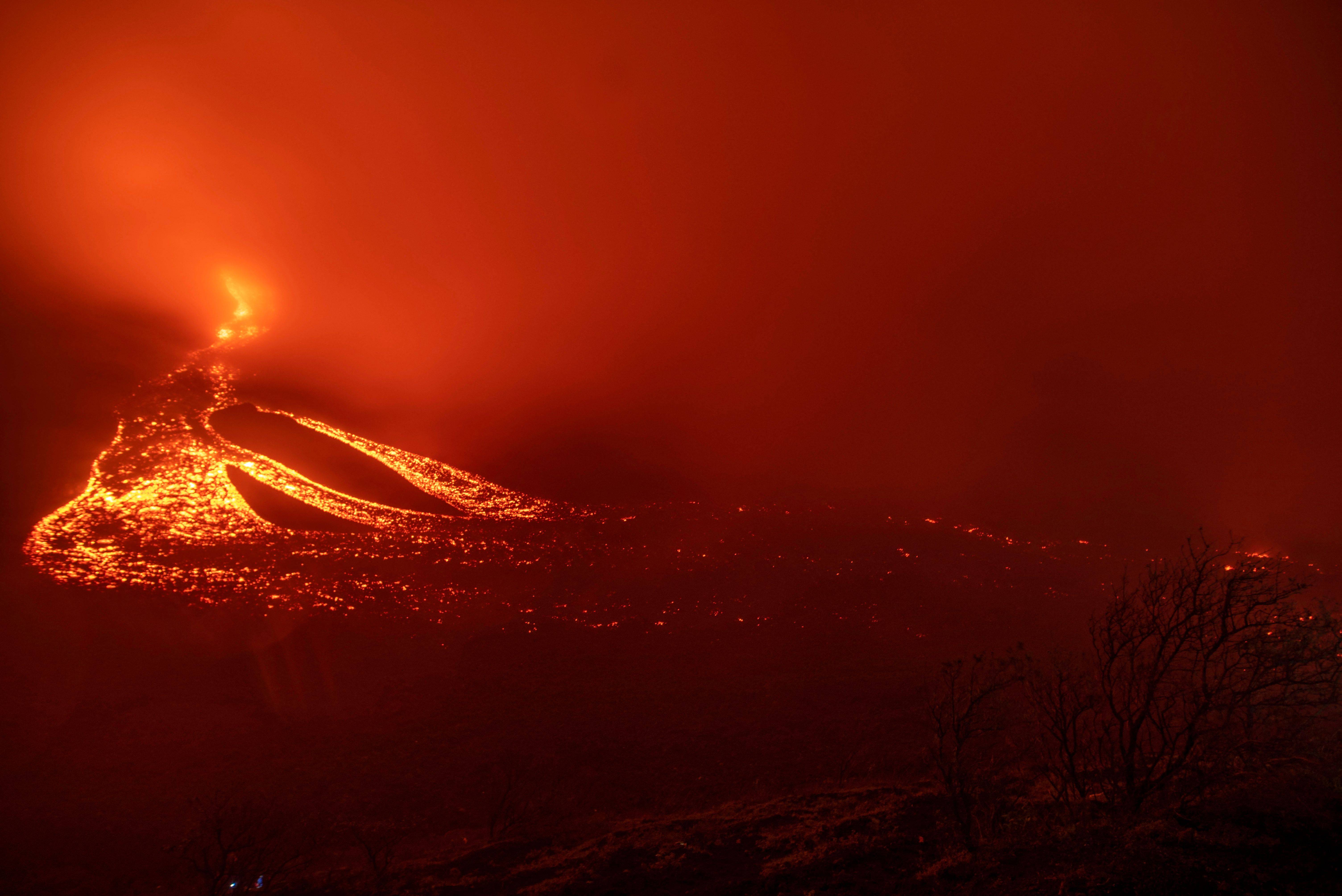 危地马拉帕卡亚火山持续喷发