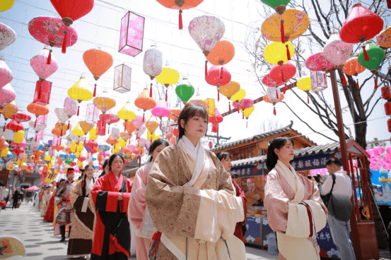 美轮美奂的汉服t台秀接力进行,现场演绎不同朝代的服饰,礼仪,美不胜收