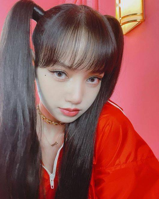 blackpink lisa,双马尾 樱桃唇=芭比娃娃