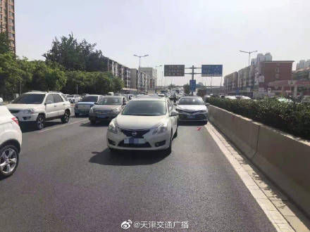 天津 西青道四车追尾包括一辆大客车_事故