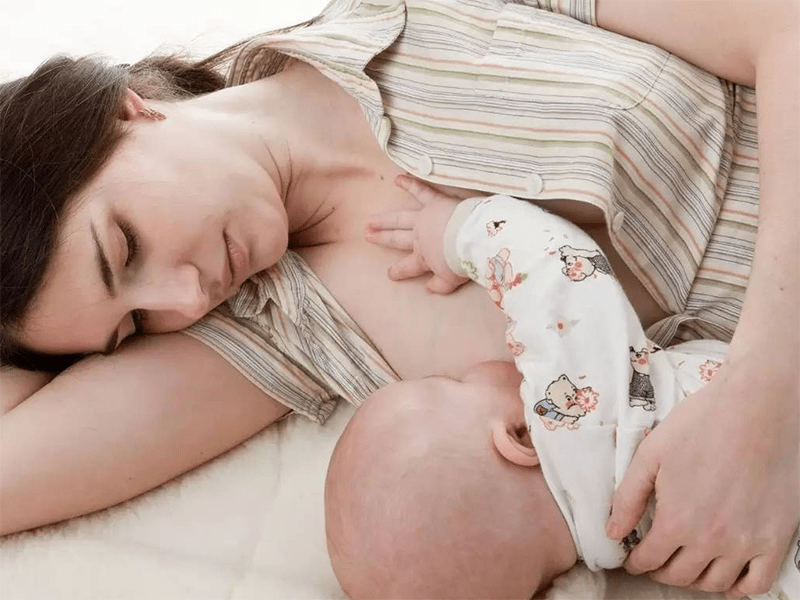 躺着给宝宝喂奶好么？会导致宝宝长得不好看？