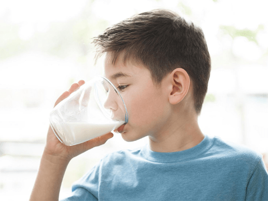 11岁孩子早晚喝牛奶会长高吗？