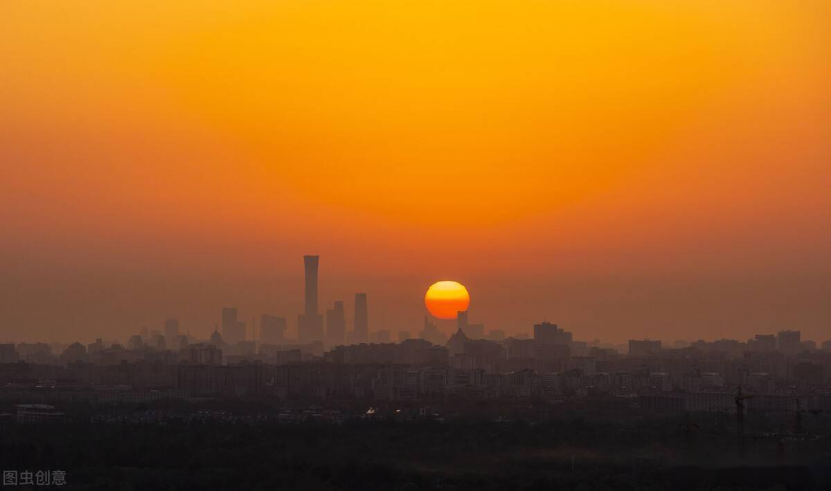 日出东方隈似从地底来