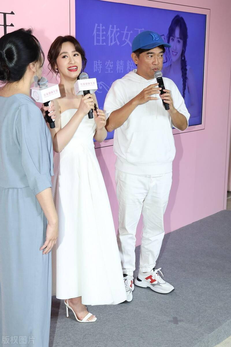 59岁吴宗宪当众亲吻31岁女儿,吴姗儒表情抗拒,满脸的