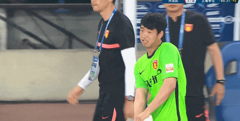 中超刺激一战补时换门将被绝平超时5分钟球员赛后围住裁判
