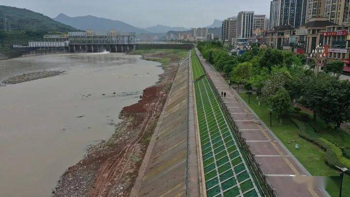 青衣江雨城区姚桥段修复后更加牢固美观的防洪堤