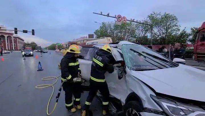 10分钟!辽阳消防成功救出车祸被困人员