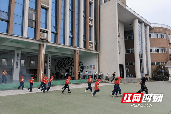 红十字会,芙蓉区教育局,芙蓉区素质教育基地举行了"防范化解灾害风险