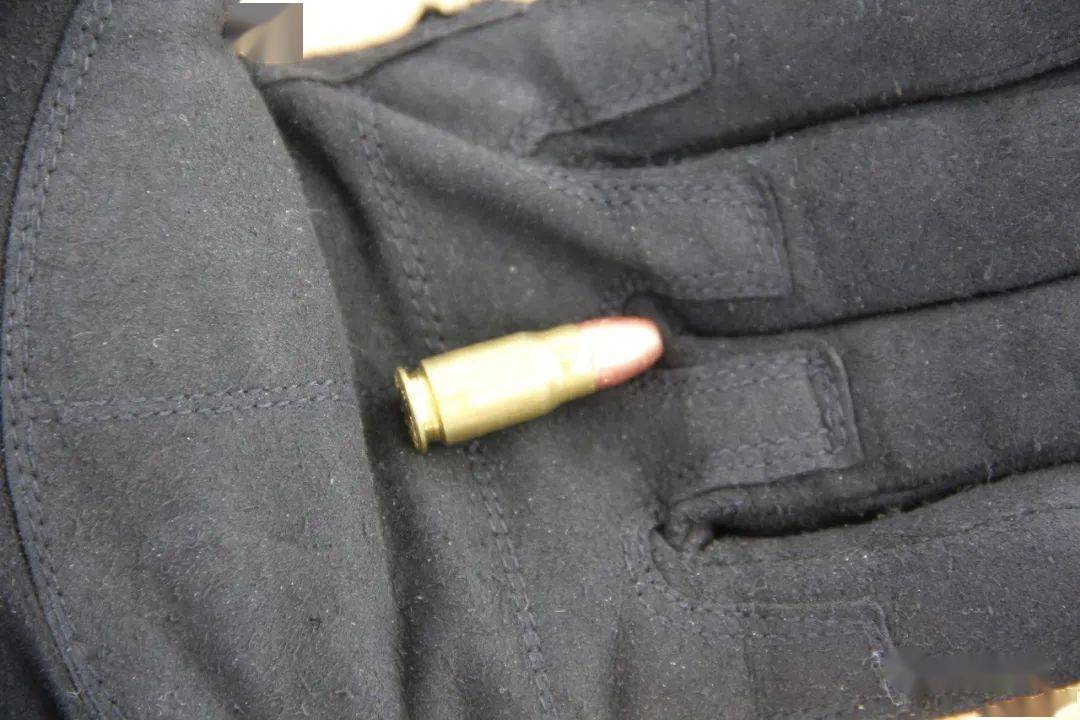 南部九四式手枪配用的8毫米手枪弹握持状态的南部九四式,可见它的外形