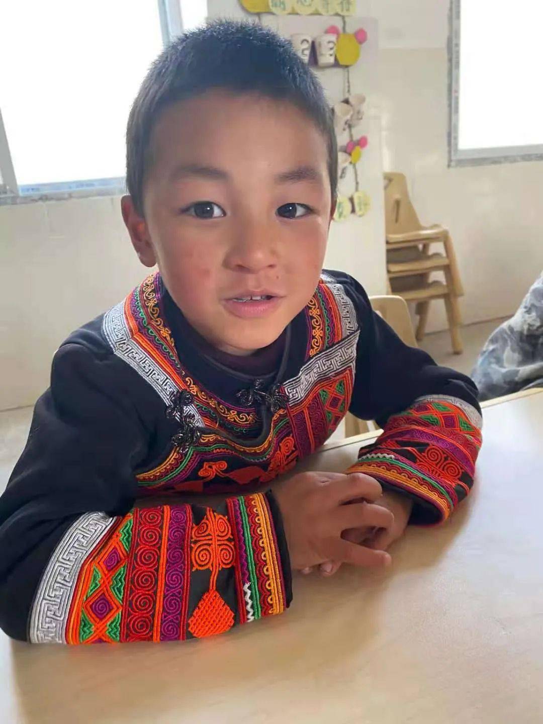 (幼儿园里的彝族小朋友.徐杨 摄)