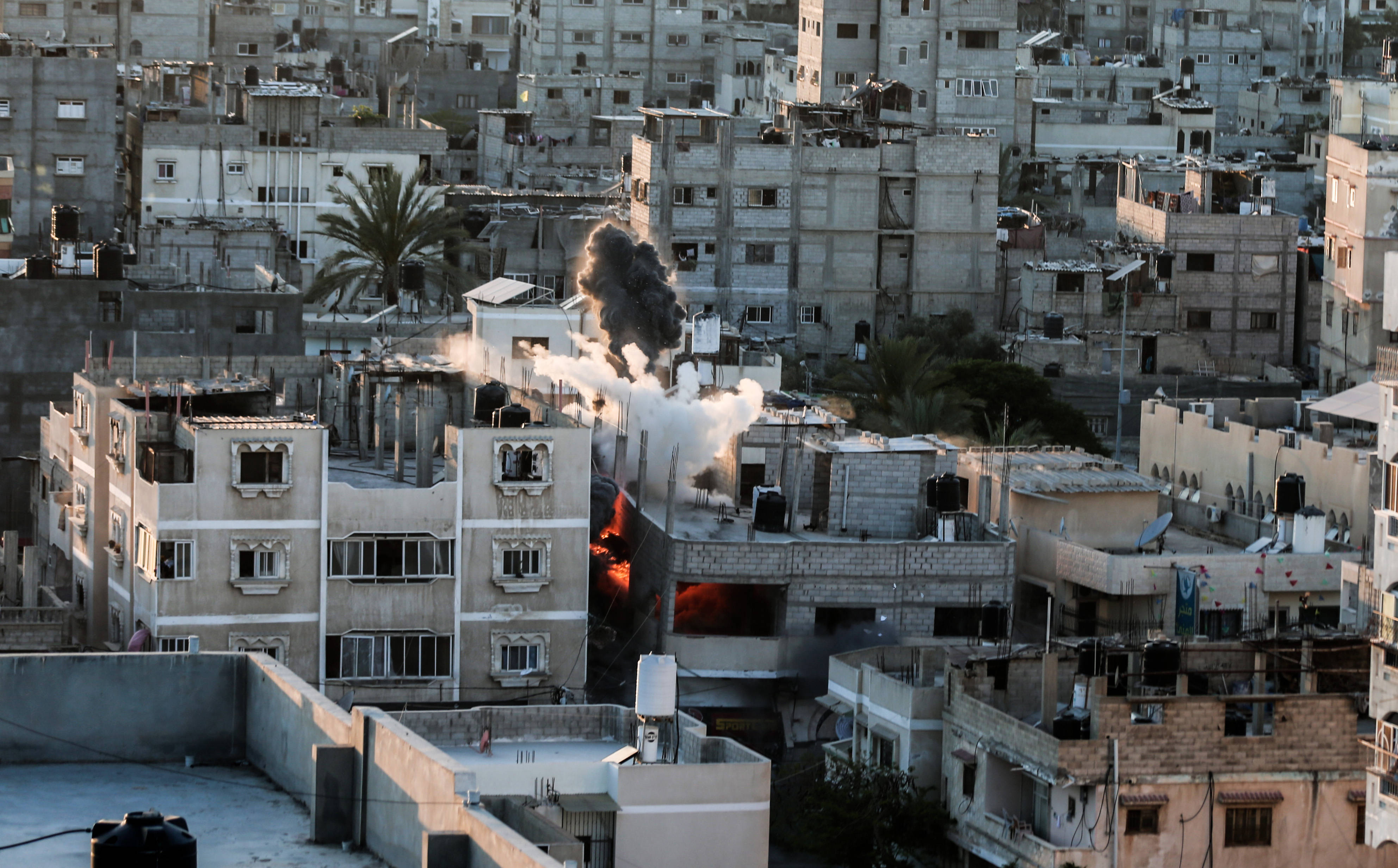 5月13日,加沙地带城市汗尤尼斯一处地点遭以军空袭.