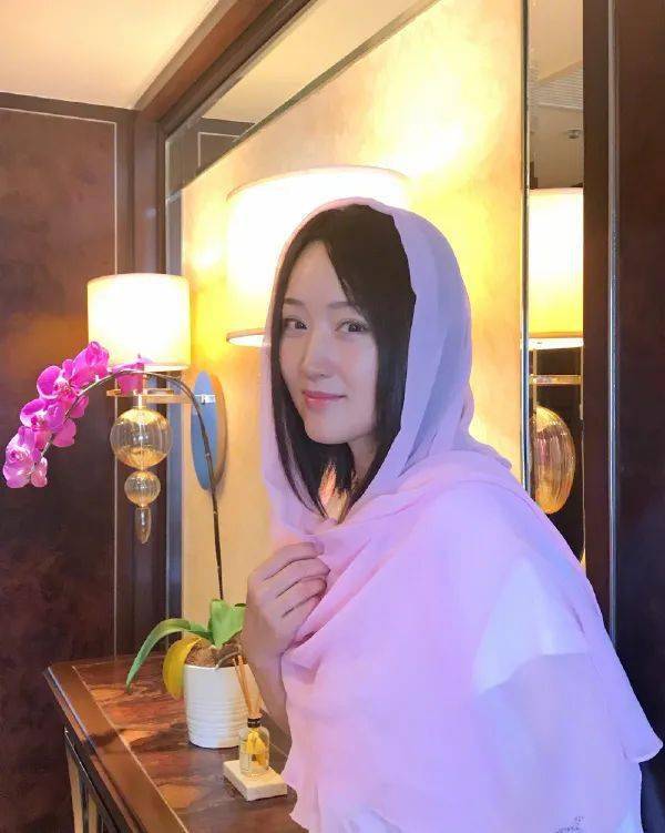 还有已经过了  50岁生日的杨钰莹姐姐,你看她这个样子像是50了吗!