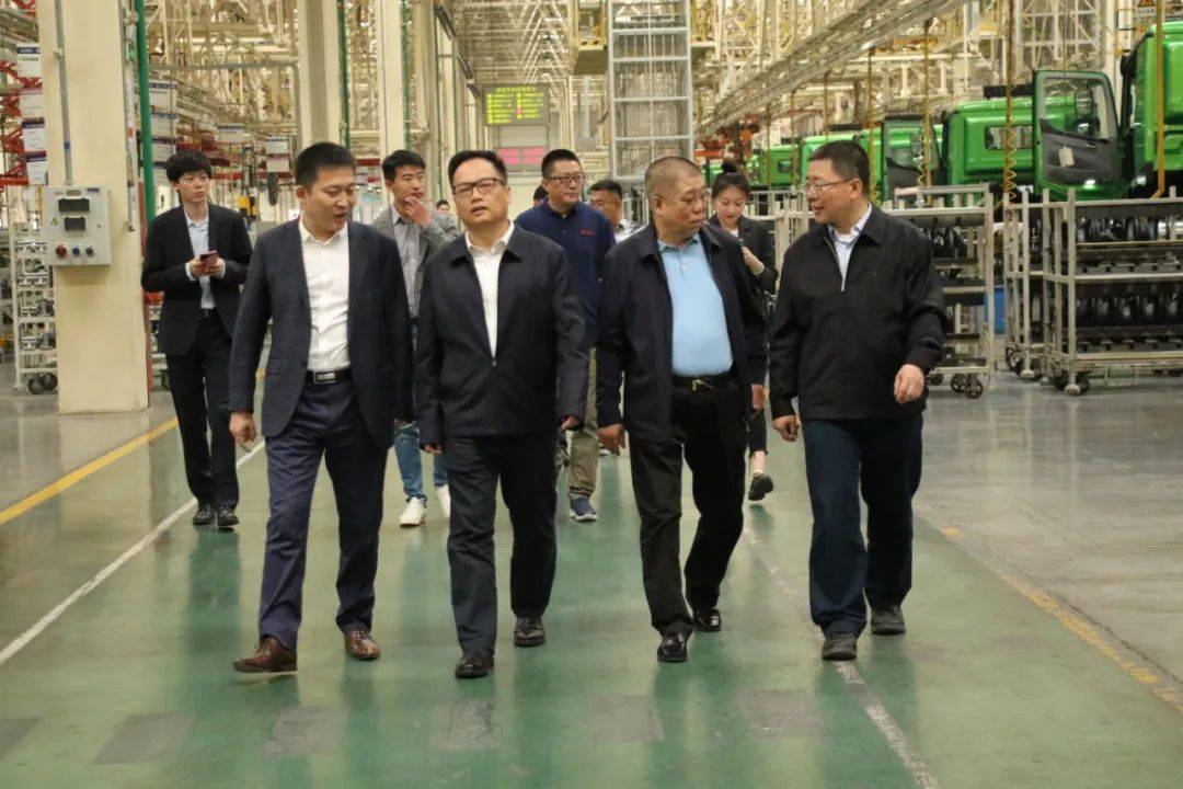 中国氢能董事长邓建清高级顾问金成一行来北奔重汽调研