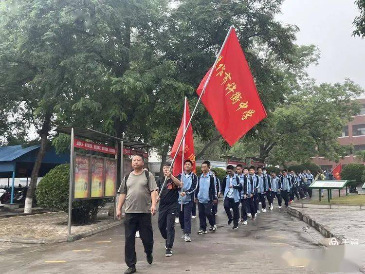 中站区:许衡中学千人远足—— 红心固本跟党走 励志前行铸卓越