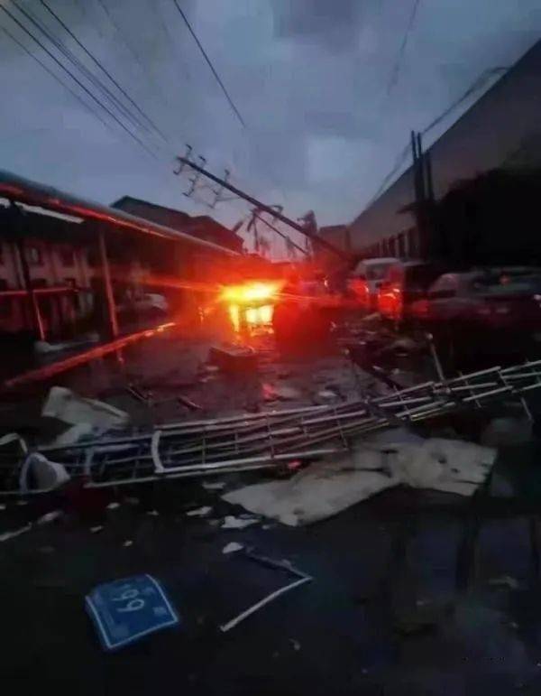 昨夜盛泽龙卷风大风刮到嘉兴王江泾嘉善多地房屋倒塌电线杆吹毁断电