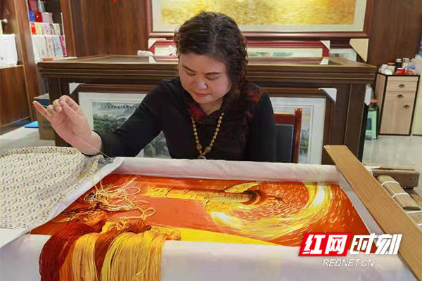 歌颂党寄深情湖南工美大师徐向荣绣制湘绣庆祝建党100周年
