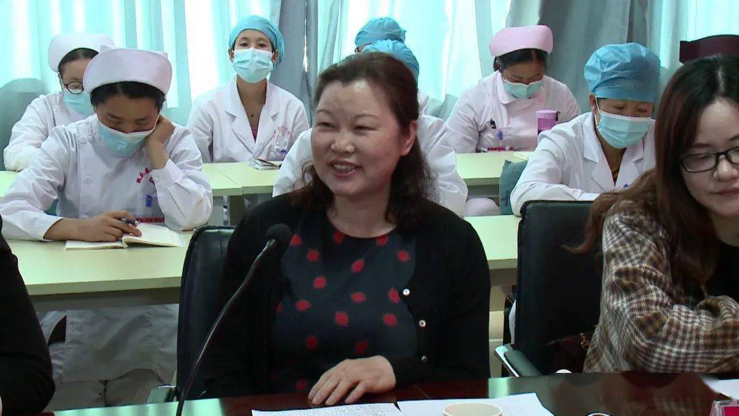 张保华分别与县人民医院院长进行了专家工作站的签约,并授予专家团队