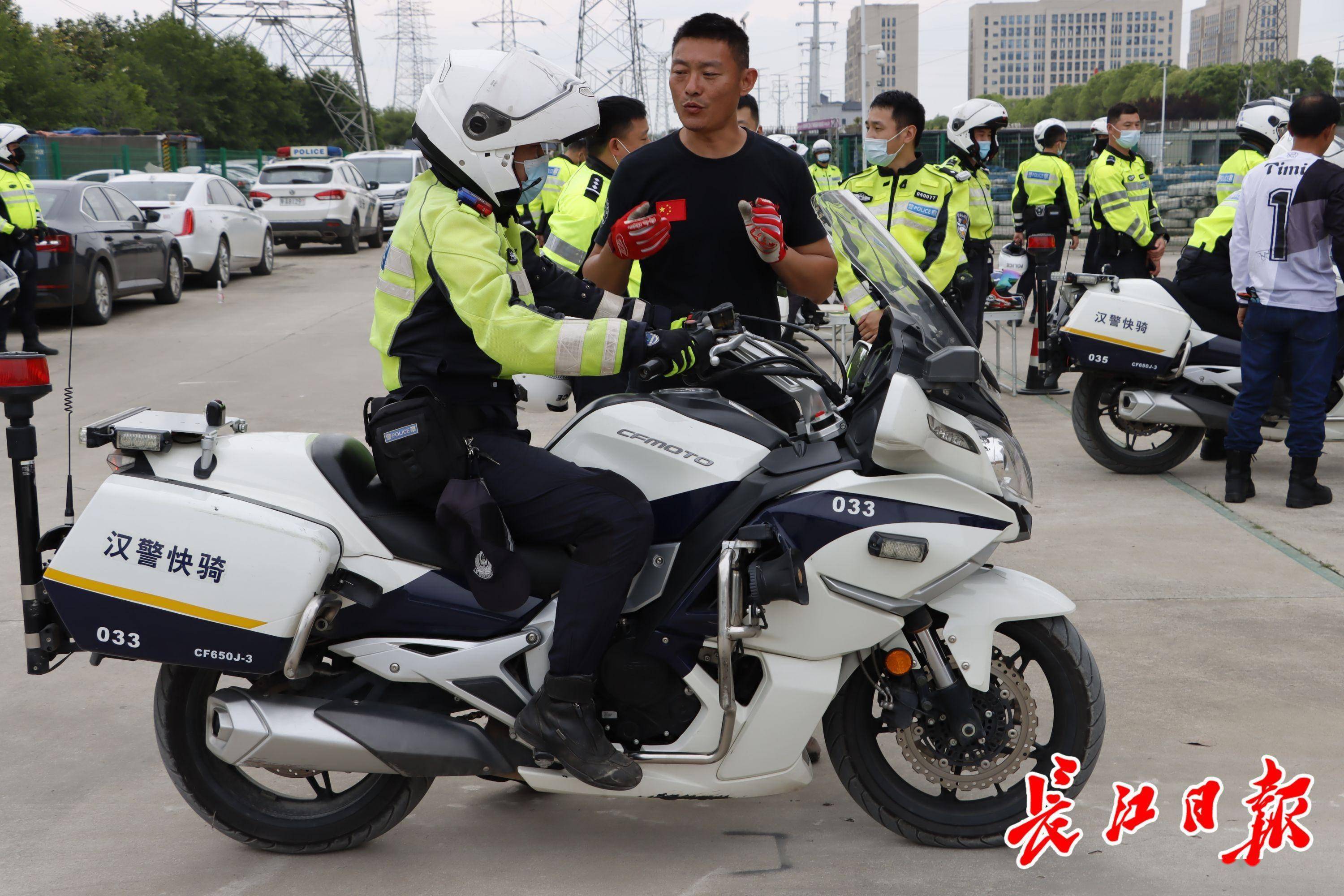 汉警快骑小教员培训班开课,教授摩托车驾驶技能