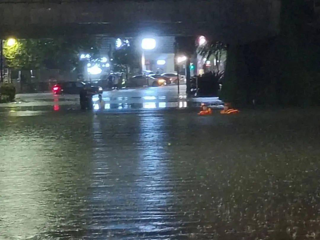 电闪雷鸣!九江的这场狂风暴雨可让不少人陷入了危险