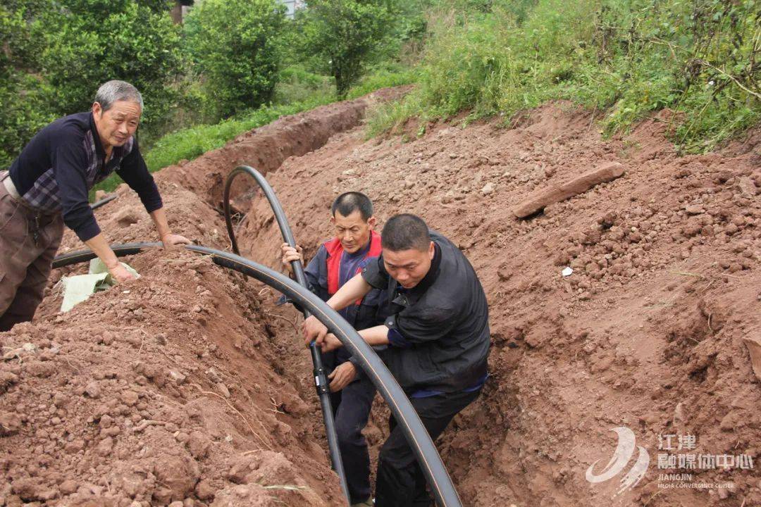 挖沟,埋管,焊接…… 5月7日,广兴镇广岳村2社的天然气管道施工现场