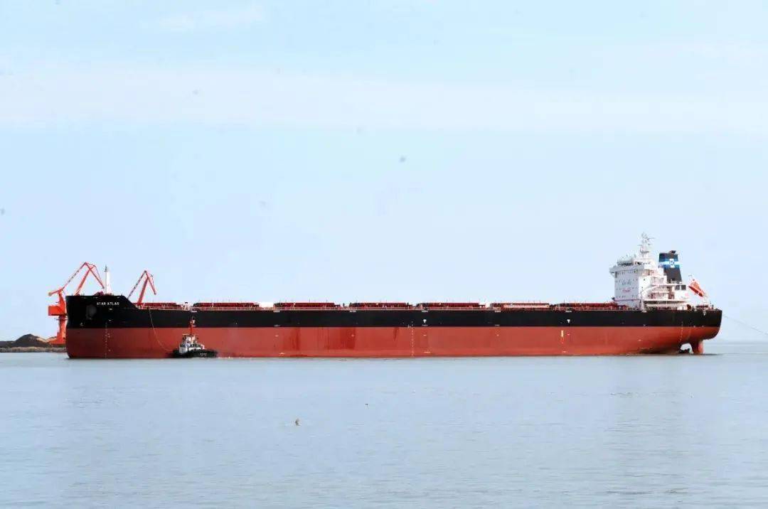 京鲁船业为希腊船东建造的一艘82000吨散货船顺利命名