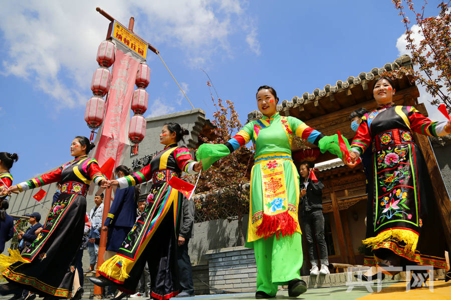 启动仪式上,土族故土园国家5a级旅游景区演艺人员表演了舞蹈,花儿等