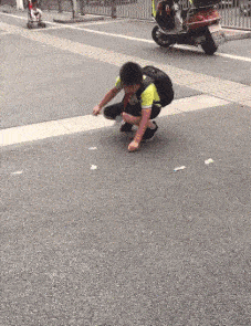 搞笑gif:哪位道友在此渡劫,麻烦下手轻一点