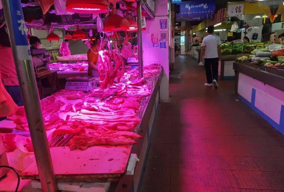 19日上午,走访广州荔湾区东塱市场,一位猪肉档档主表示,最便宜的猪头