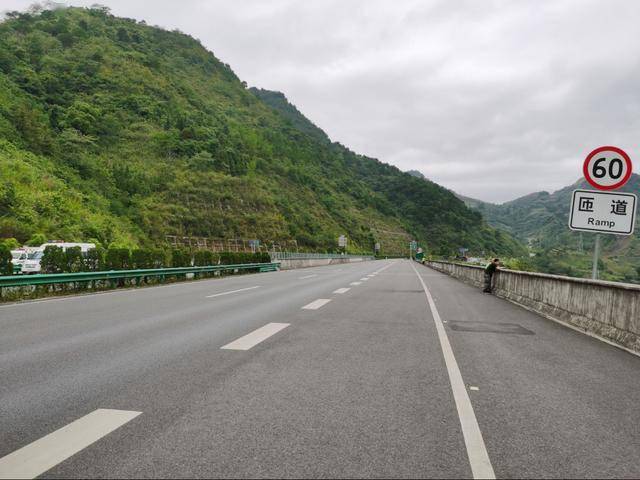 实时路况富龙高速那坡至富宁段因交通事故全封闭