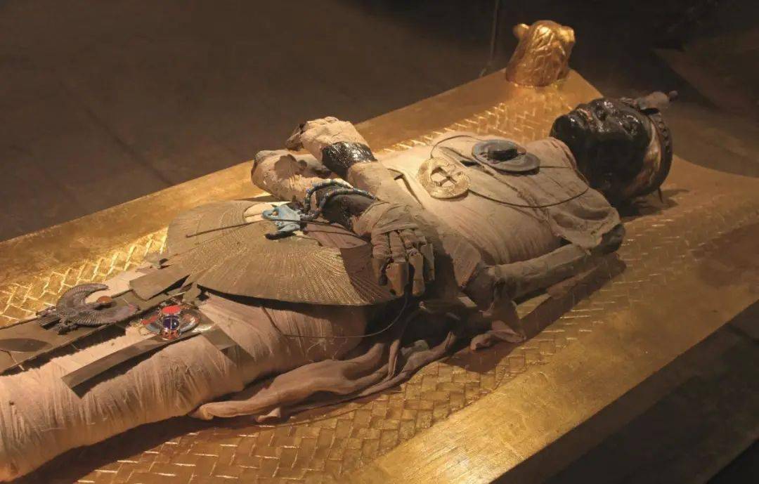 大英博物馆中就有一具有着两千年历史的死尸,即木乃伊,通