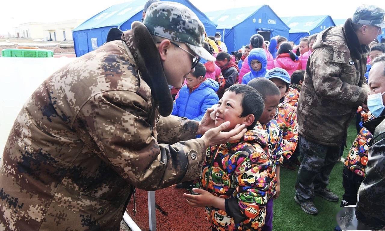 震后,果洛军分区迅疾出动,分批组织玛多县人武部100余名民兵星夜驰援.