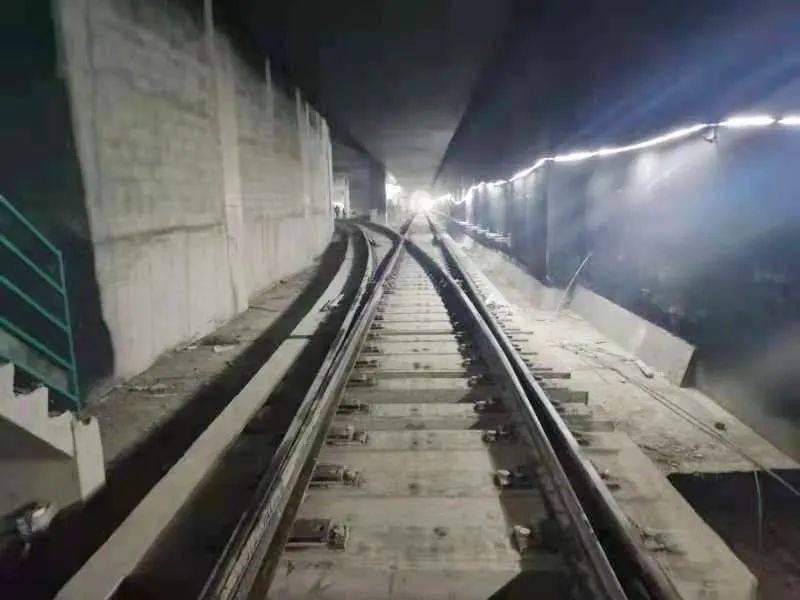 ▌北京地铁11号线冬奥支线铺轨工作持续推进,现已完成新首钢站,北辛安