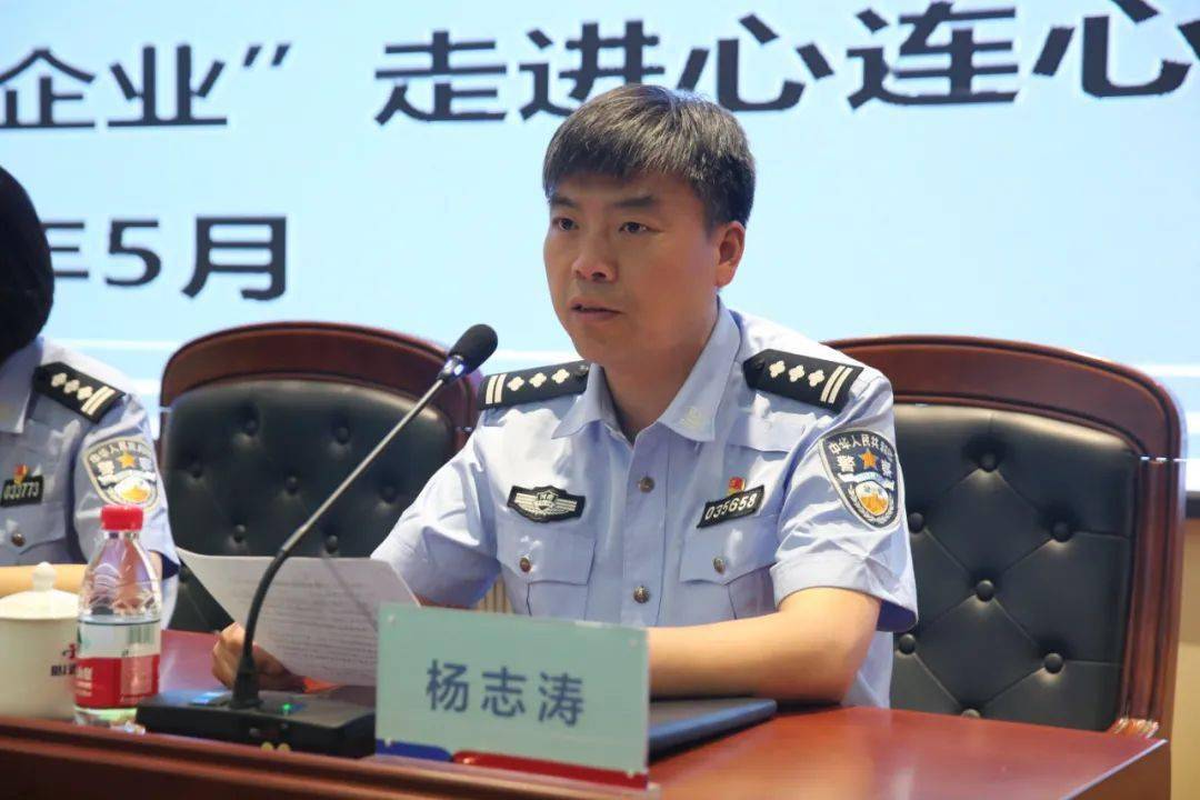 随后,新乡县交警大队大队长杨志涛宣读了《警企共建交通安全制度》.